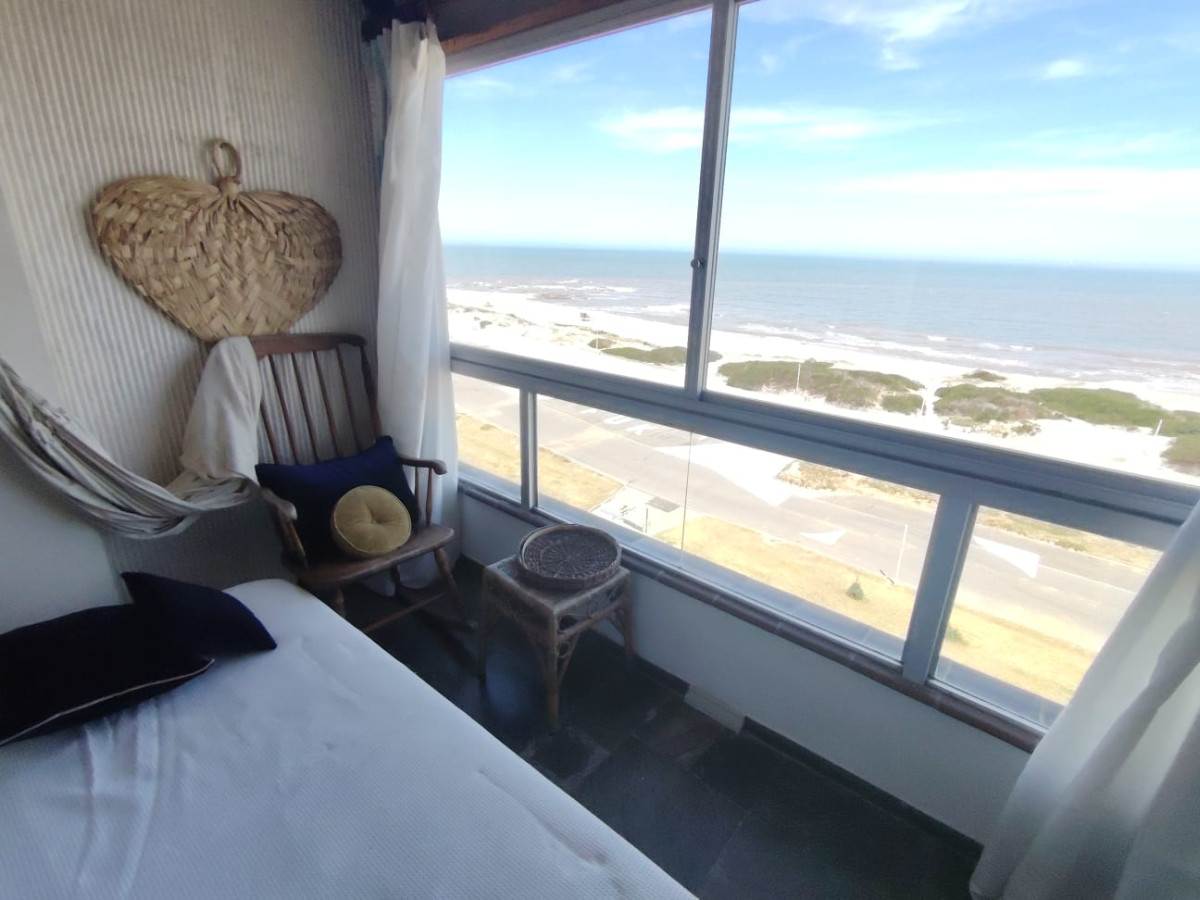 Alquiler temporada apartamento 1dormitorio y medio frente al mar Playa Brava Punta del Este