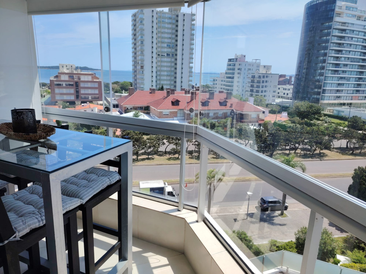 Alquiler apartamento 4 dormitorios y parrillero propio en Punta del Este