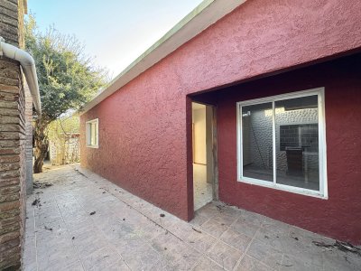 Alquiler Casa 2 Dormitorios Con Parillero, En Neptunia Sur 