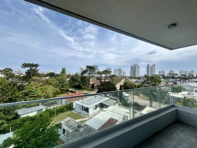 VENTA DE APARTAMENTO A ESTRENAR DE 1 DORMITORIO Y 1 BAÑO, AYDI GRILL PUNTA DEL ESTE 