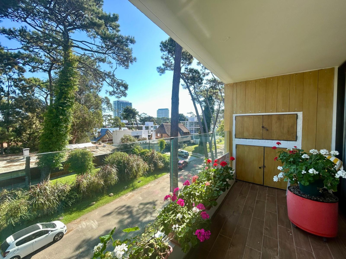 VENTA DE APARTAMENTO DE 2 DORMITORIOS Y 2 BAÑOS, PLAYA MANSA, PUNTA DEL ESTE 