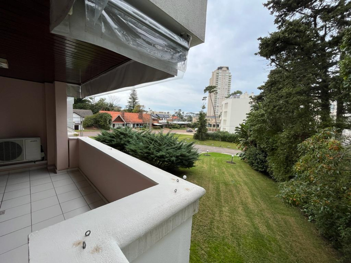VENTA APARTAMENTO 3 DORMITORIOS 2 BAÑOS 1 SUITE PLAYA MANSA PUNTA DEL ESTE
