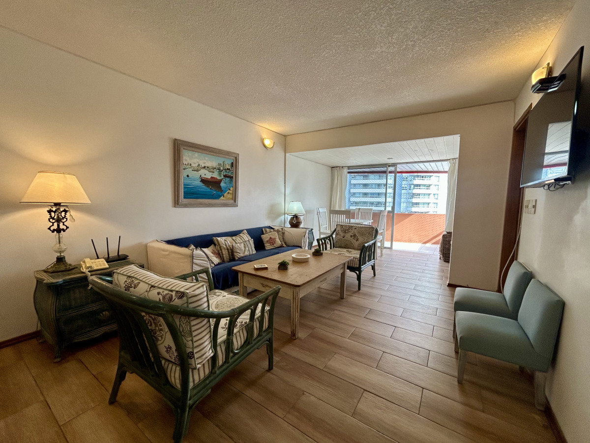VENTA DE APARTAMENTO DE 2 DORMITORIOS Y 2 BAÑOS CON SERVICIO PLAYA BRAVA, PUNTA DEL ESTE 