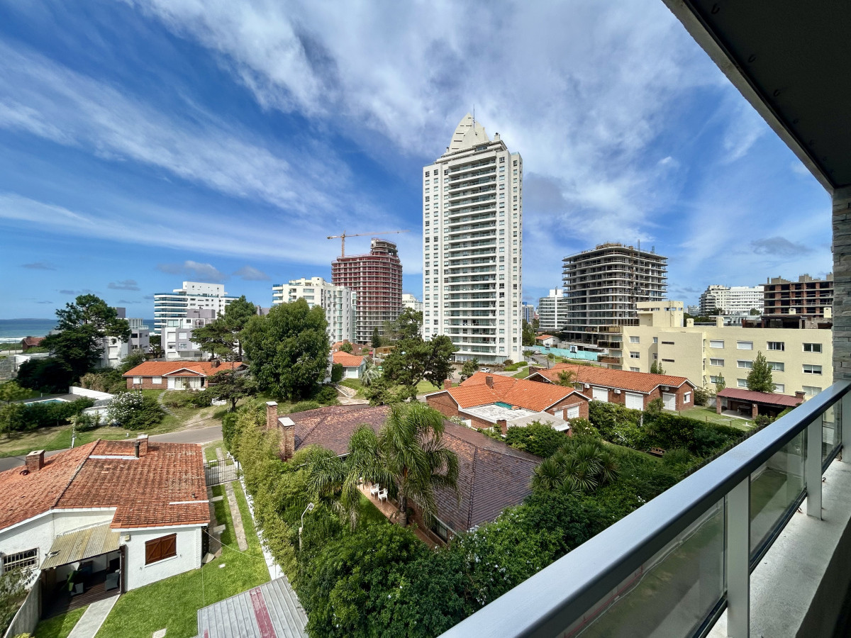 VENTA DE APARTAMENTO DE 2 DORMITORIOS Y 2 BAÑOS, AYDI GRILL PUNTA DEL ESTE 