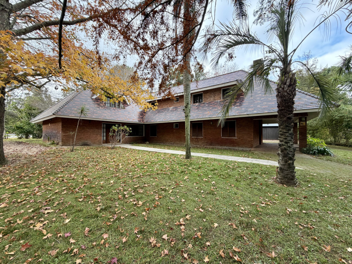 VENTA DE CASA EN PUNTA BALLENA 7 DORMITORIOS Y 5 BAÑOS, 