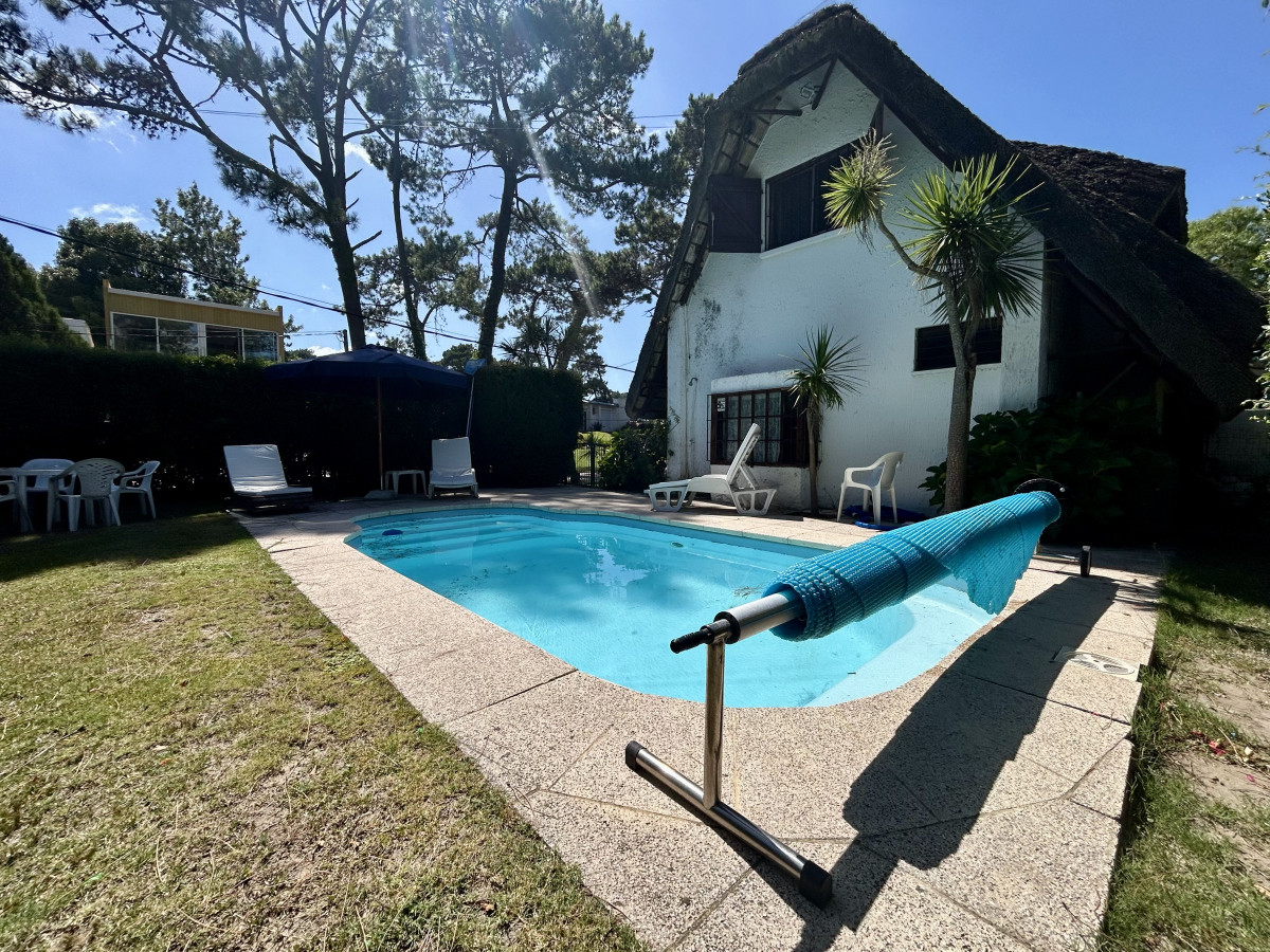 Venta casa de 5 dormitorios y 3 baños con piscina cerca de Punta Shopping