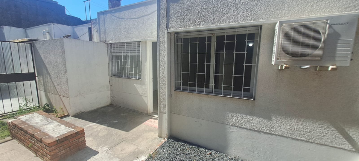 Apto. tipo casita en planta baja de 1 dormitorio con patio.