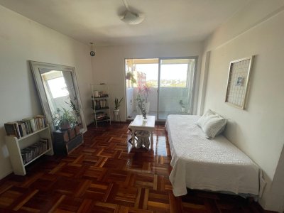 Apartamento sobre M.Sagasta casi Agraciada. Impecable!