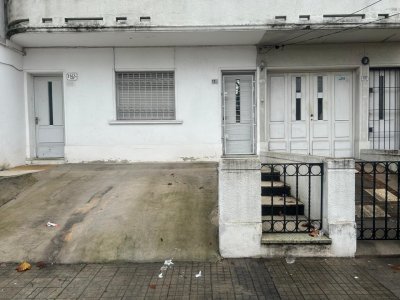 Casa 2 dorm detrás Shopping Nuevo Centro 