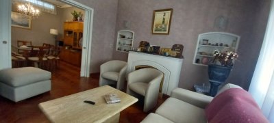 En un punto privilegiado del Prado, Hnos. Ruiz y Berro, se desarrolla esta preciosa casa en dos plantas.