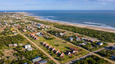 Excelente complejo turístico, cuenta con hotel, cabañas independientes, piscinas y barbacoa.