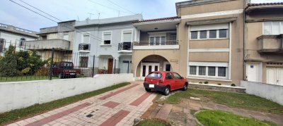 Sólida construcción en dos plantas. Ideal empresa o dos familias.