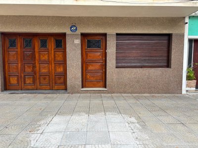 Casa 2 dorm sobre Yaguari casi Bvar Artigas 