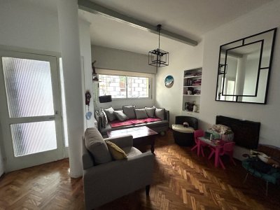 Excelente casa en PB, sobre Acevedo Díaz y Cagancha