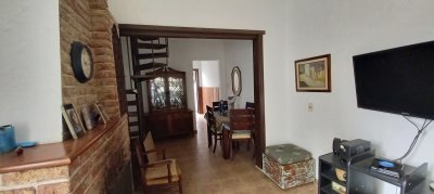 Casa de 4 dormitorios con garaje y patio, sobre Gral Luna. 