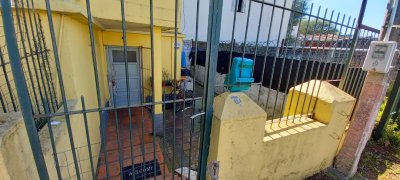 Casa con jardín en L, 2 dormitorios, living comedor, cocina y baño. Oportunidad!!