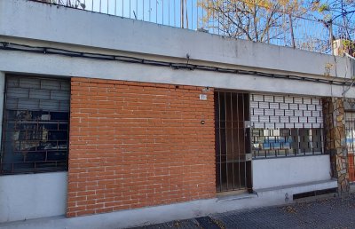 Excelente casa sobre Requena y Miguelete