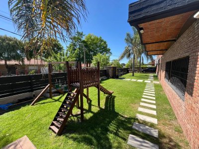 Hermosa casa domótica en Carrasco Sur, a metros de Avda Italia