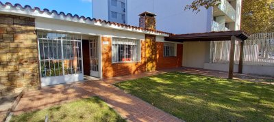 Sobre Herrera y San Martín. Excelente chalet.