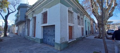 Casa esquina sobre Marcelino Sosa y Antonio Machado