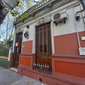 Casa sobre Garibaldi esquina Cufré