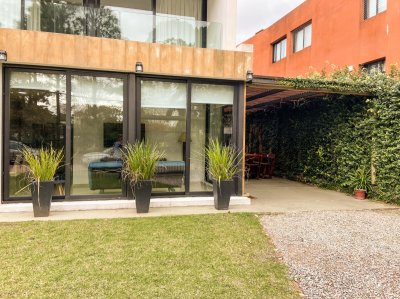 Apartamento dos dormitorios, patio con parrillero propio