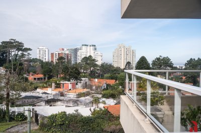 Venta de amplio Apartamento 1 dormitorio, Playa Mansa, Punta del Este
