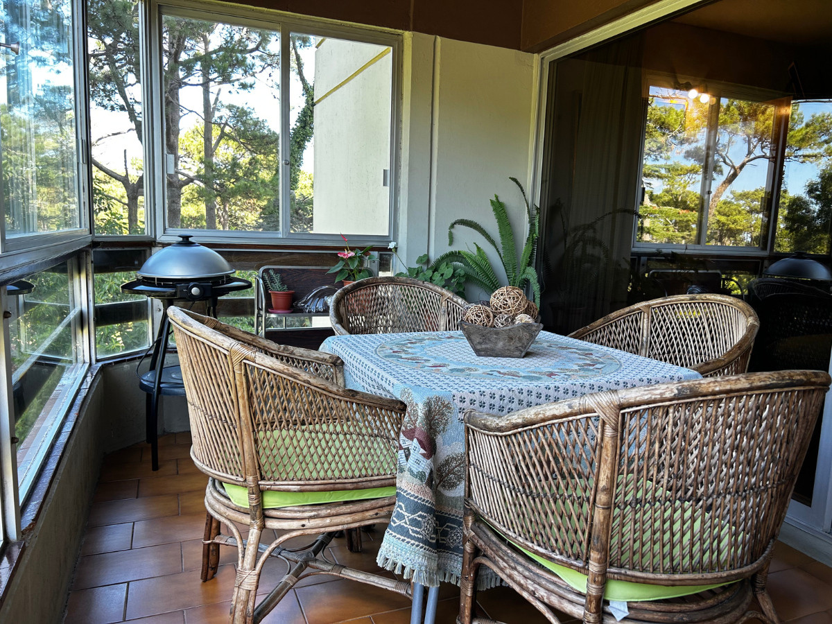 Apartamento de 2 dormitorios mas depenedencia de servicio 
