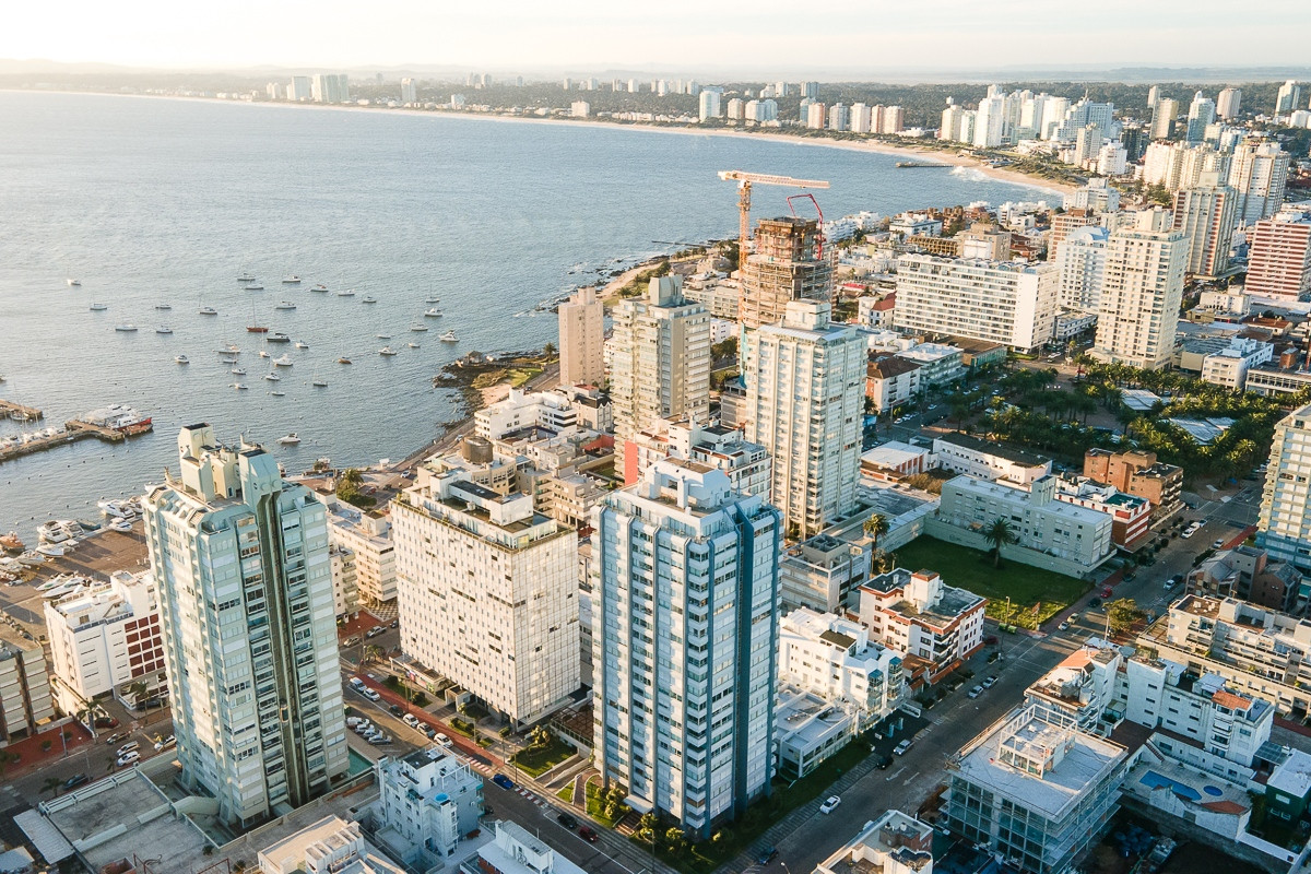 Venta de Apartamento 3 dormitorios + servicio en Península, Punta del Este