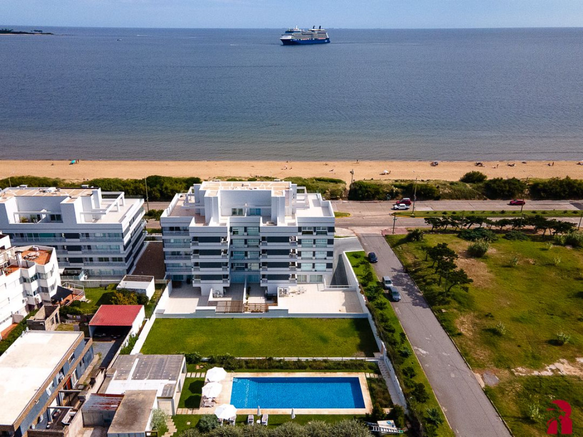 Venta apartamento Playa Mansa 2 dormitorios y dependencia