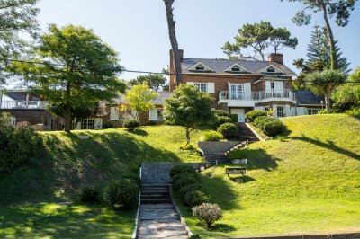 Venta de Casa de 6 DORMITORIOS en Playa Mansa, Punta del Este 