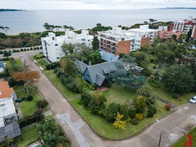 Venta de Casa 5 DORMITORIOS en Playa Mansa, Punta del Este         
