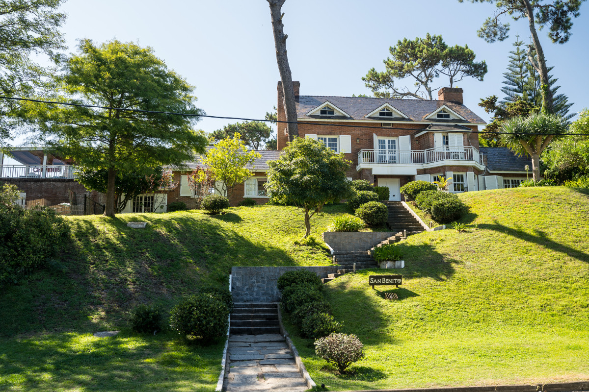 Venta de Casa de 6 DORMITORIOS en Playa Mansa, Punta del Este 
