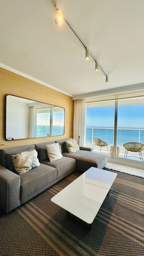 SE VENDE APARTAMENTO EN TORRE DE CATEGORIA FRENTE A PLAYA MANSA