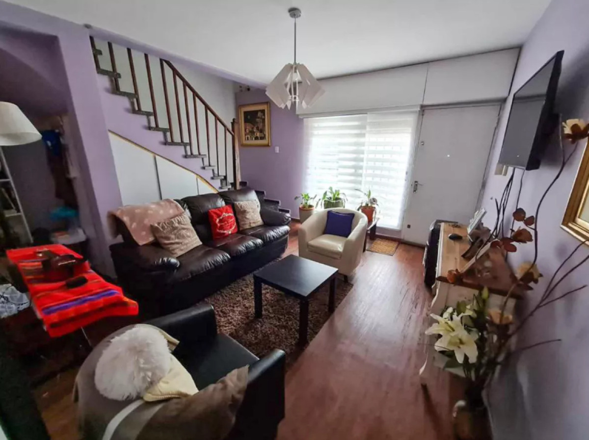 Apartamento Dúplex En Malvin Sur: Dos Dormitorios, Dos Baños,  Cochera, Jardín, Fondo, Acepta Banco