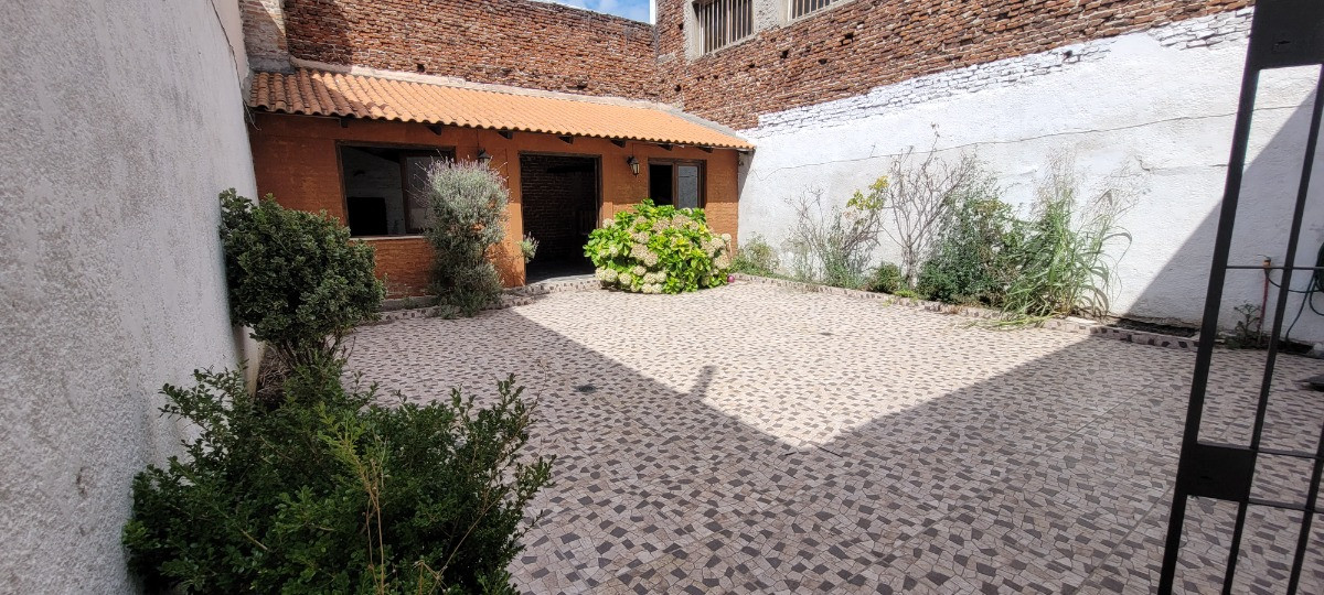 Amplia Casa 4 Dormitorios Con Garage Y Barbacoa En Tres Cruces