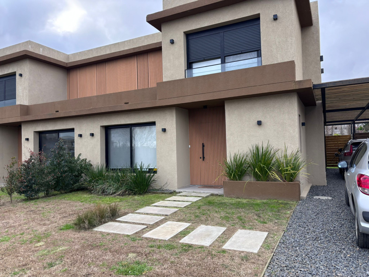 Hermosa casa a la venta en Barrio Privado