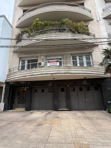 Amplio apartamento de excelente construcción totalmente actualizado 3 dormitorios 