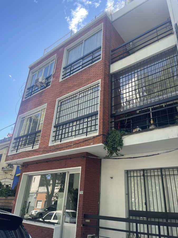 Muy Iluminado y remodelado Apto 3 dorm. balcón y amplia terraza.