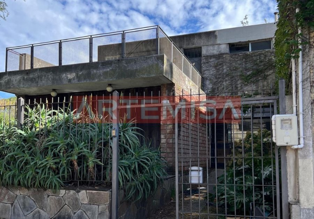 Excelente Casa, Construcción Sólida, A Refaccionar, Inversionistas, A Pasos Nuevocentro Shopping 