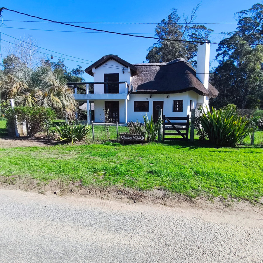 CASA ESTILO TRADICIONAL TECHO ALTO