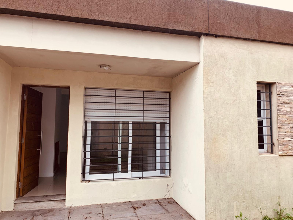 Se alquila hermosa casa 2 dormitorios, estufa a leña, parillero y lugar para el auto