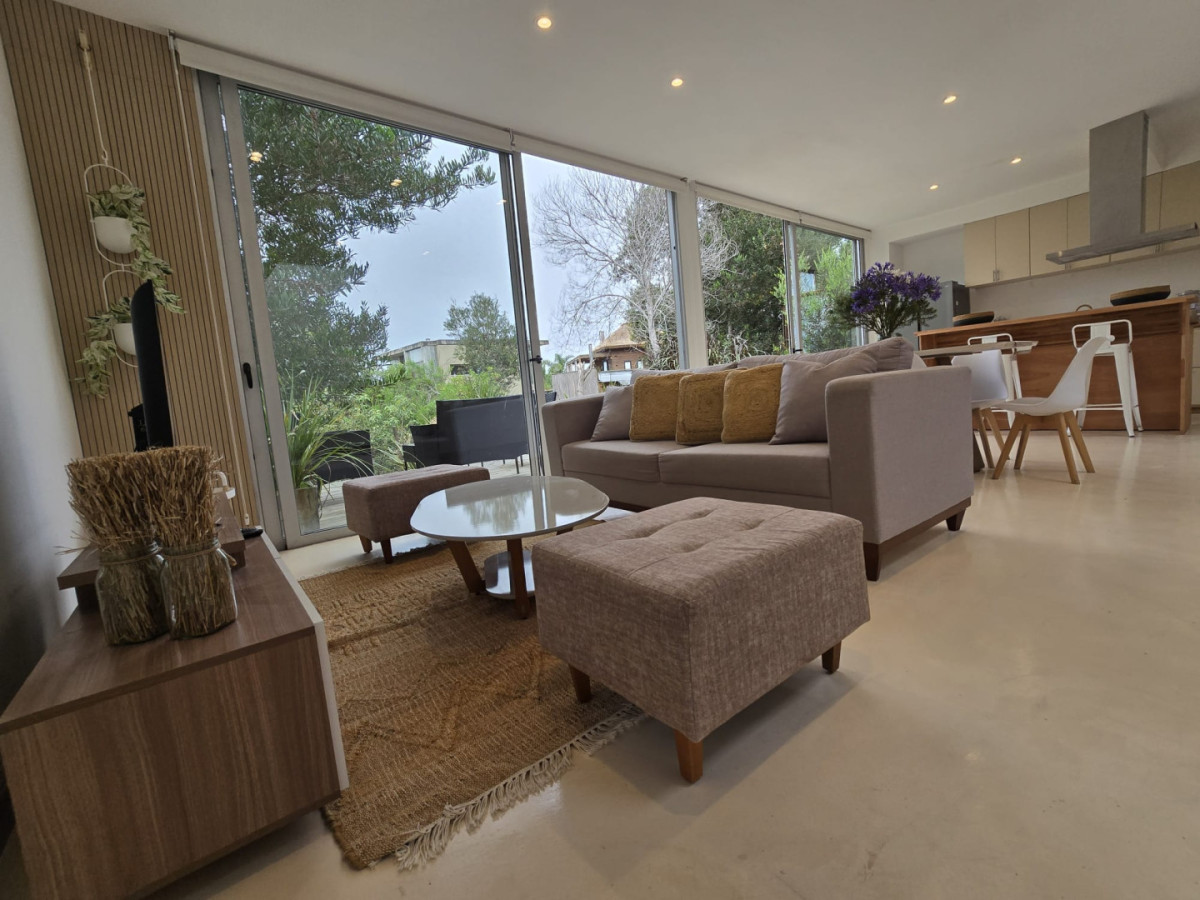 Casa moderna a metros del mar en Balneario Buenos Aires - Límite Punta Piedras