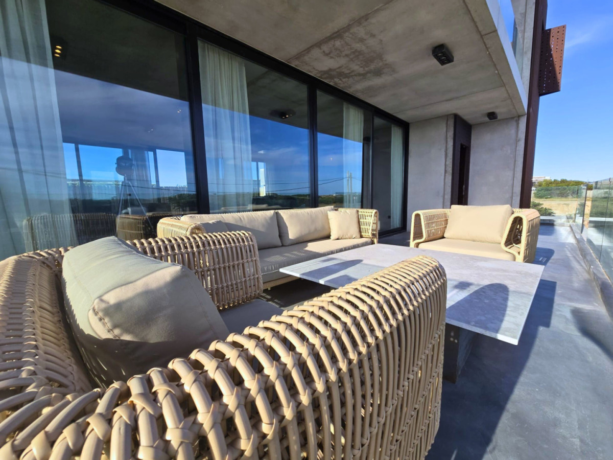 Exclusiva y moderna casa en La Juanita