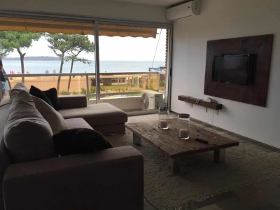 Apartamento en alquiler temporal en Punta del Este, frente al mar