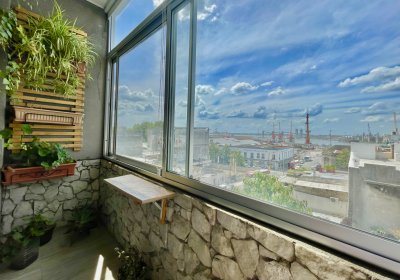 Apartamento en el Centro, de Alta Categoría, con Balcón Integrado y Excepcional Vista al Puerto