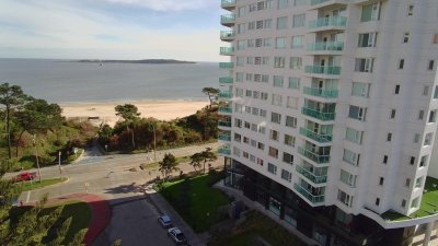 Venta apartamento de 2 dormitorios y 3 baños Punta del Este.