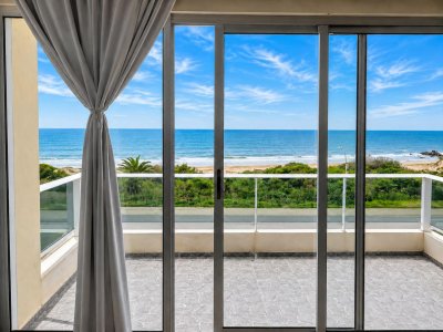 Venta monoambiente con dormitorio definido en primera línea frente al mar .