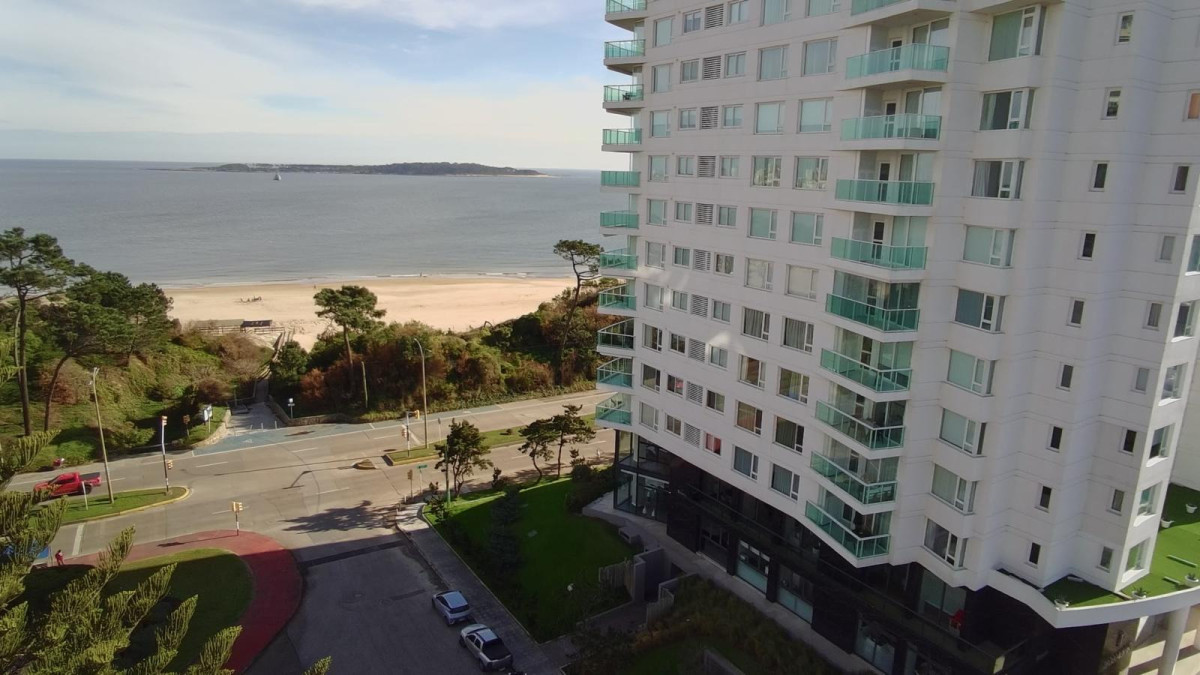 Venta apartamento de 2 dormitorios y 3 baños Punta del Este.