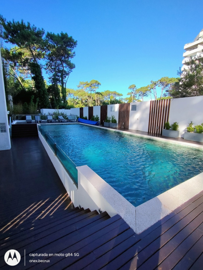 Alquiler anual en torre con amenities  Punta del Este 2 dormitorios 2 baños 